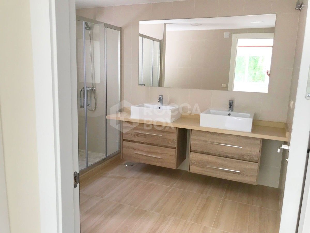 ULTRA MODERN 2 BED APARTMENT IN NUEVA ANDALUCIA