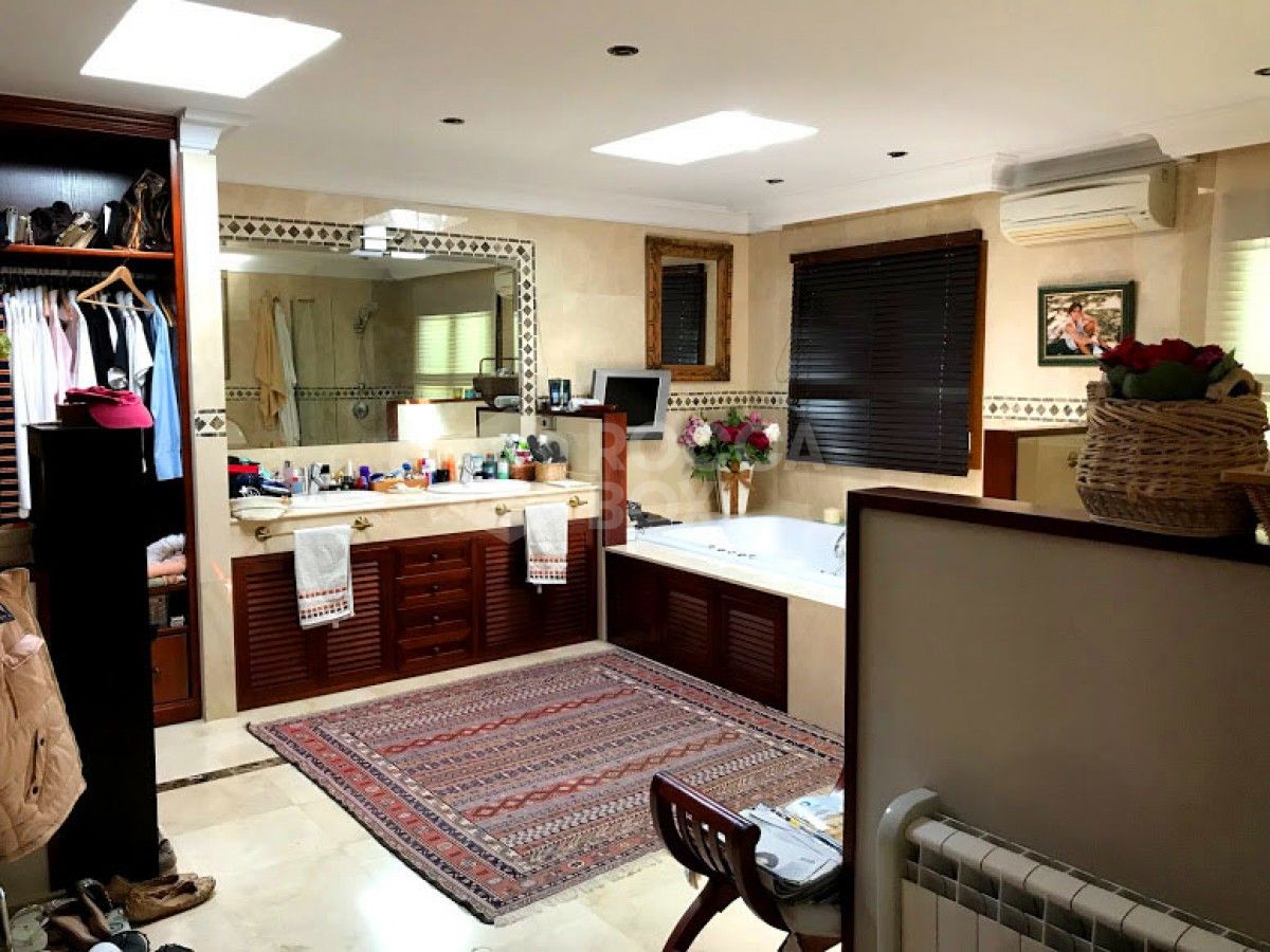Idyllic Villa for sale in Nueva Andalucia