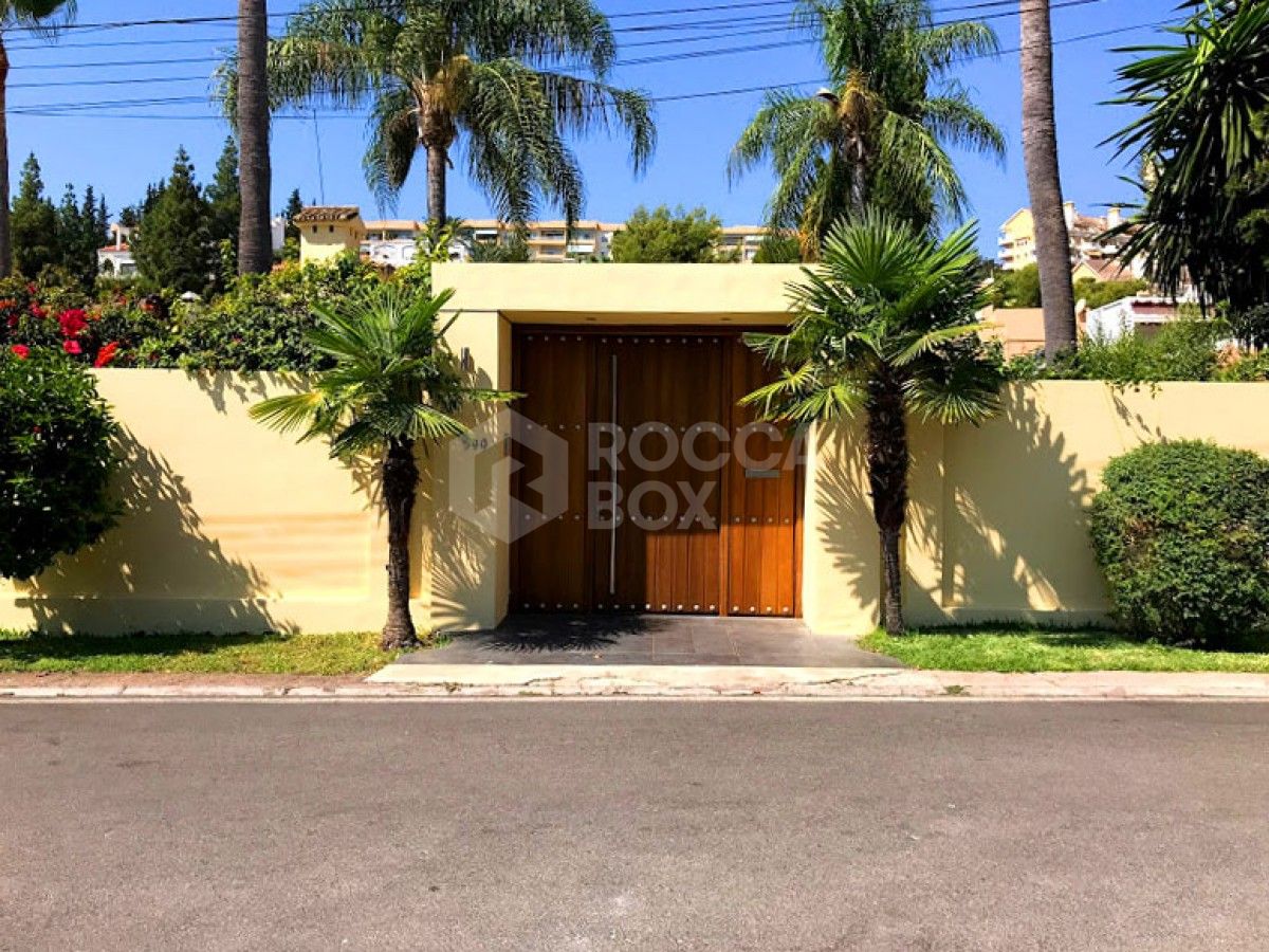 Idyllic Villa for sale in Nueva Andalucia