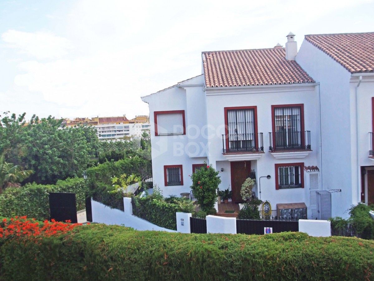 Large luminous 4 bedroom townhouse for sale in Marbella