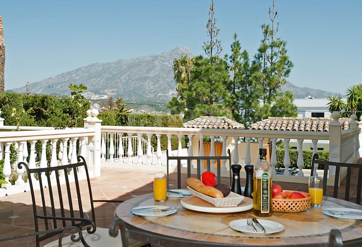 Exclusive 4 bed villa for sale in Nueva Andalucia