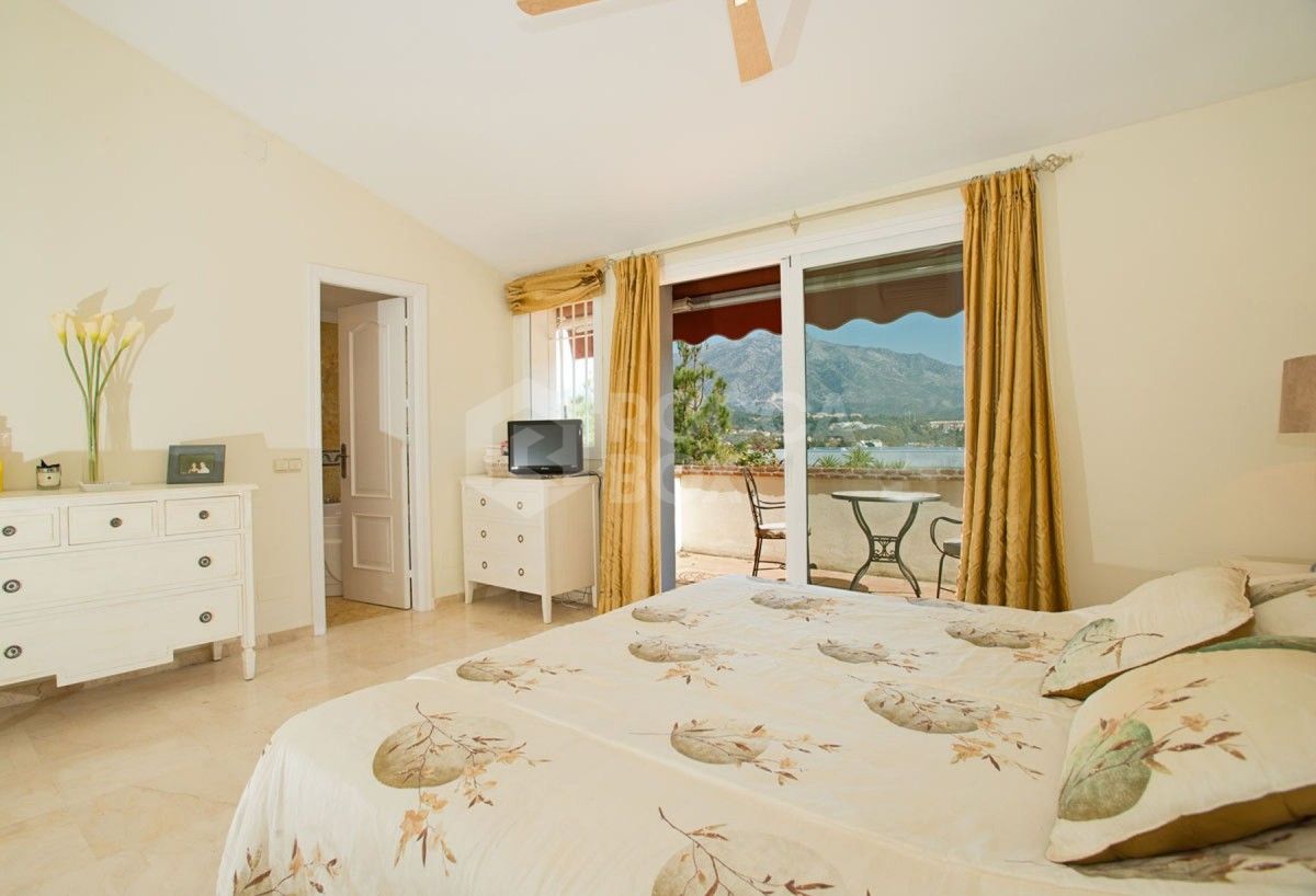 Exclusive 4 bed villa for sale in Nueva Andalucia