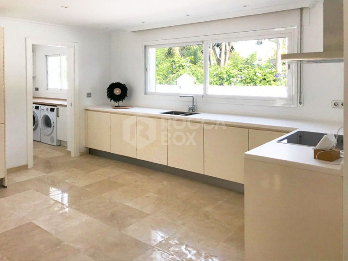 MODERN BEACH SIDE VILLA