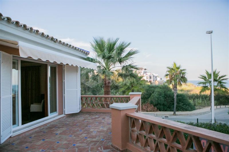 Townhouse front beach in Estepona for sale