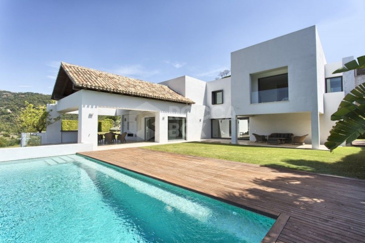 Modern 6 Bed Villa for sale in Los Arqueros in Benahavis