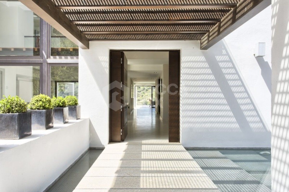 Modern 6 Bed Villa for sale in Los Arqueros in Benahavis
