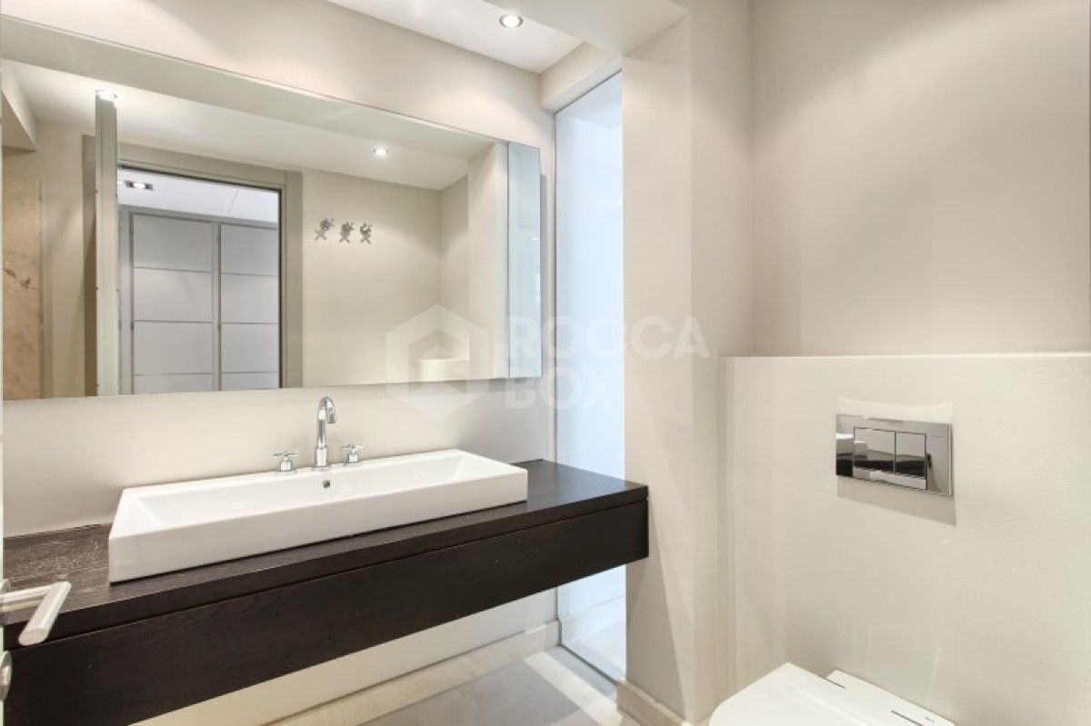 Modern 6 Bed Villa for sale in Los Arqueros in Benahavis