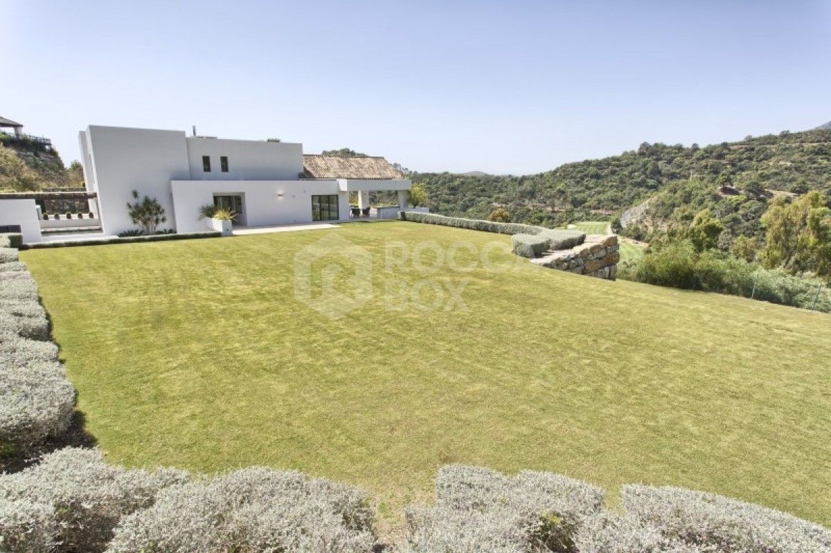 Modern 6 Bed Villa for sale in Los Arqueros in Benahavis