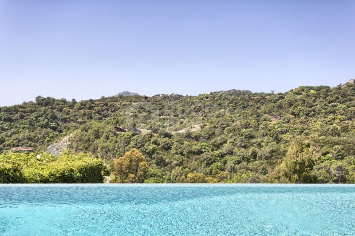 Modern 6 Bed Villa for sale in Los Arqueros in Benahavis