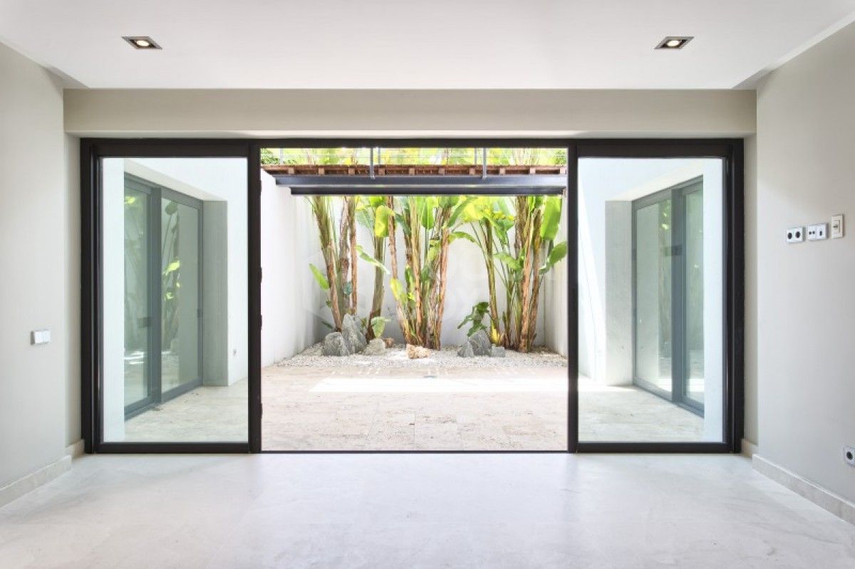 Modern 6 Bed Villa for sale in Los Arqueros in Benahavis