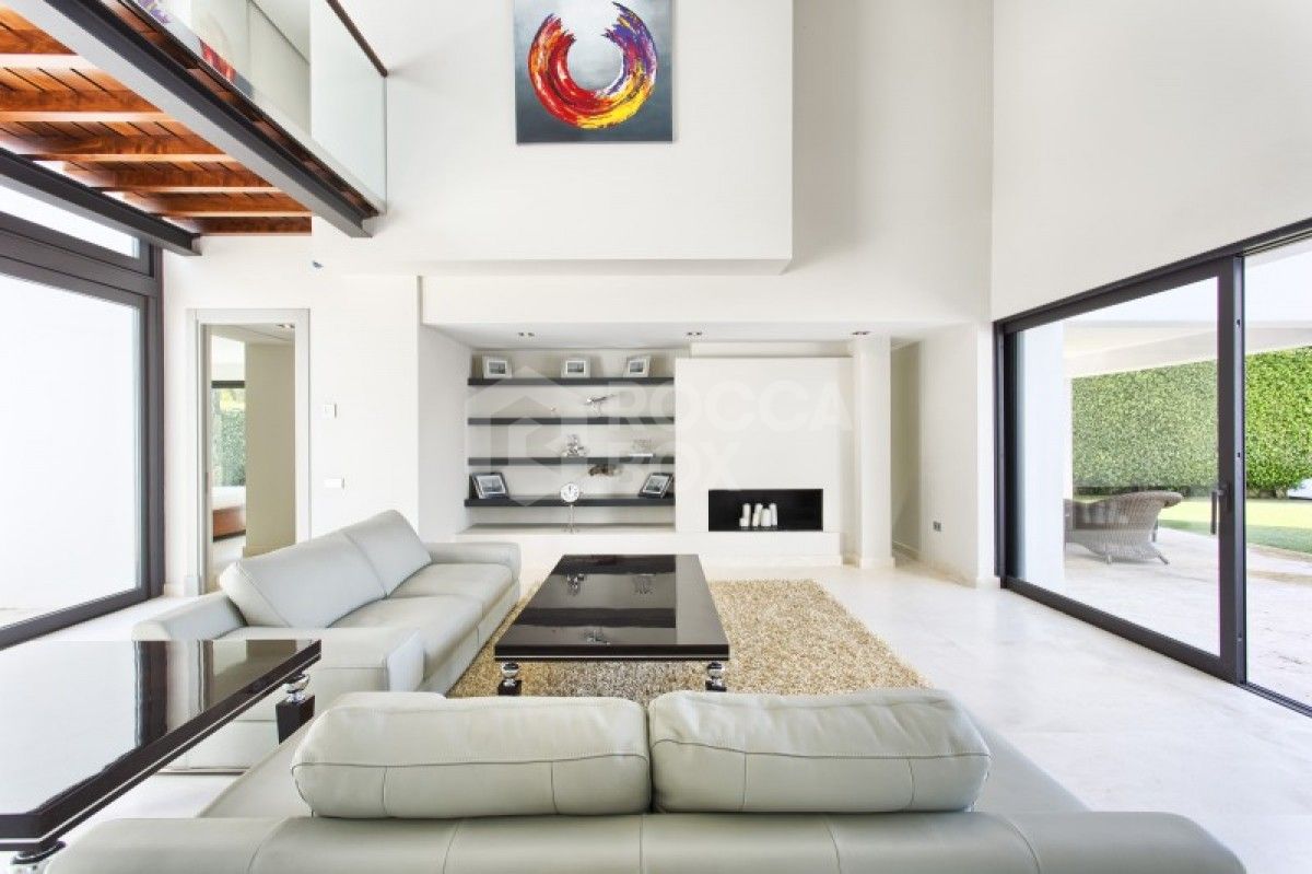 Modern 6 Bed Villa for sale in Los Arqueros in Benahavis