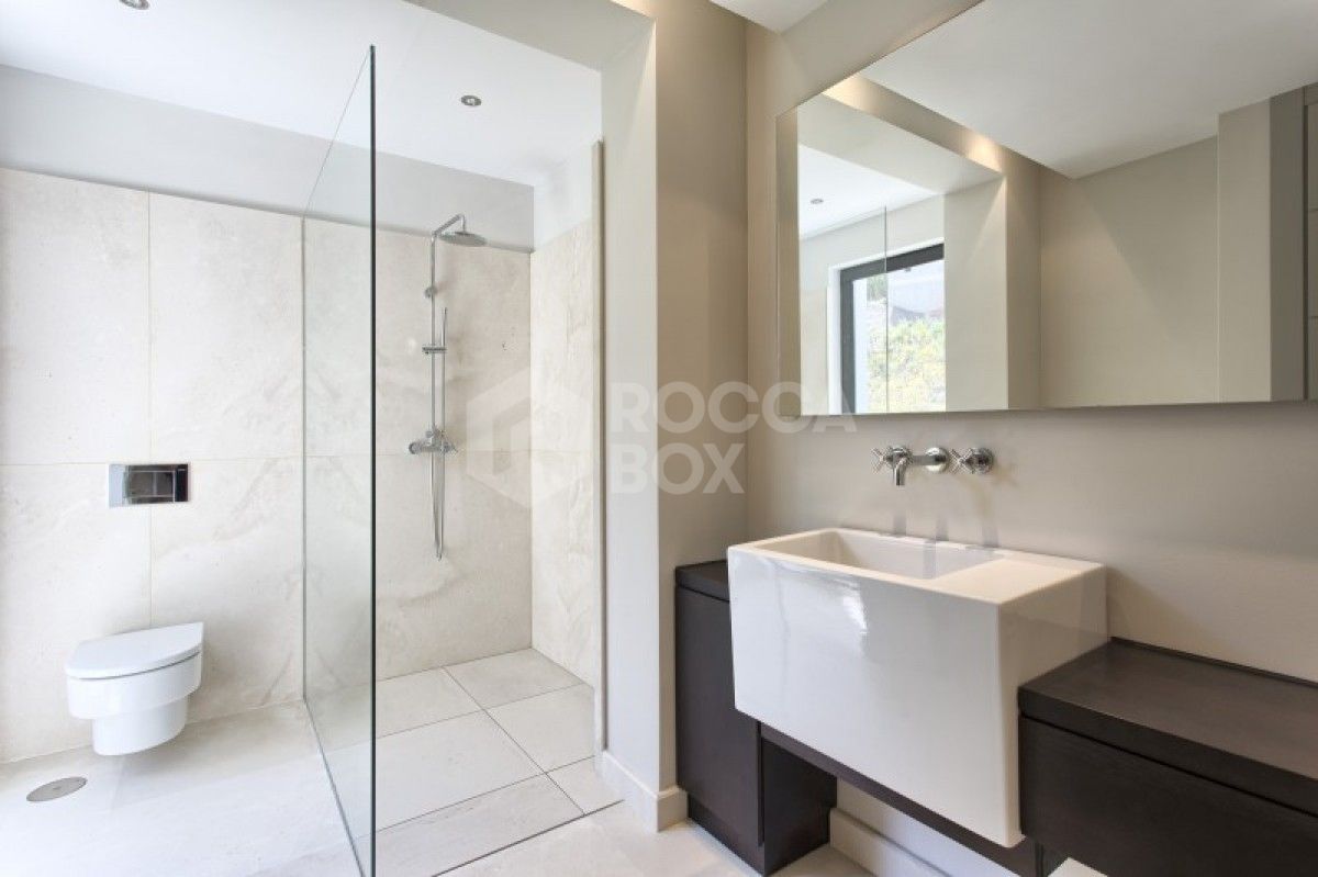 Modern 6 Bed Villa for sale in Los Arqueros in Benahavis