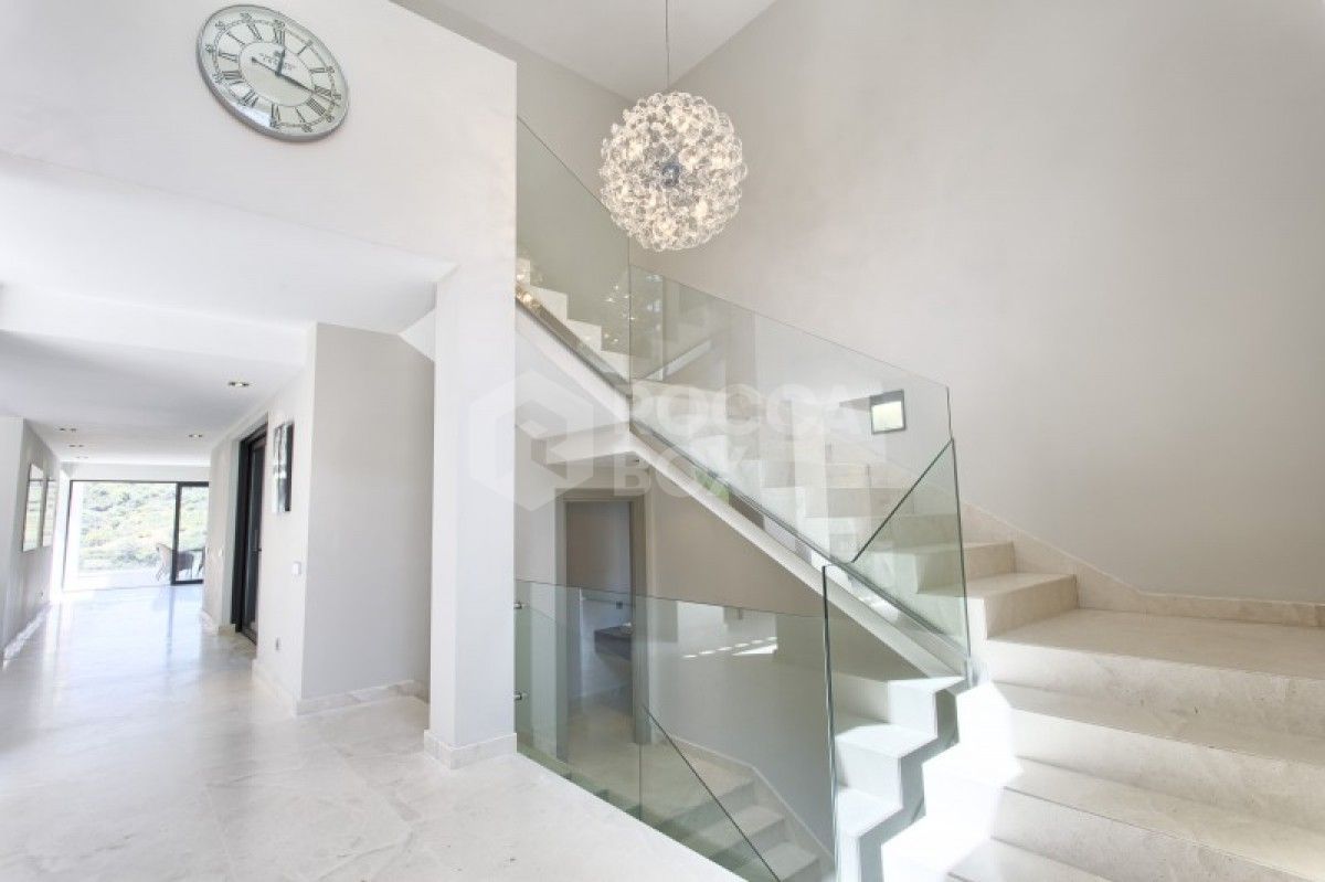 Modern 6 Bed Villa for sale in Los Arqueros in Benahavis