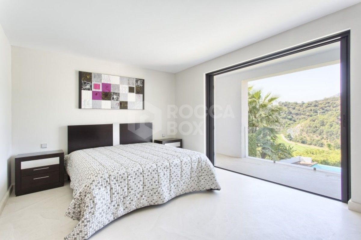 Modern 6 Bed Villa for sale in Los Arqueros in Benahavis