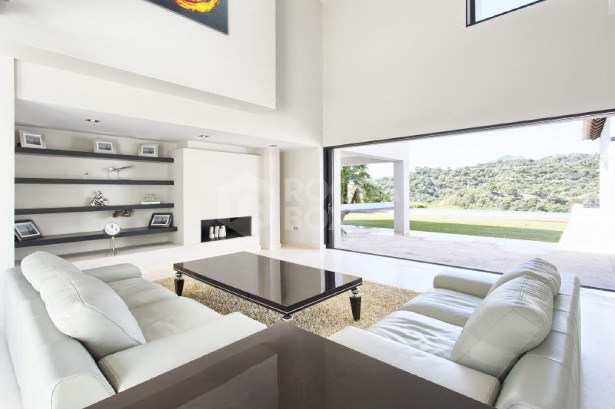 Modern 6 Bed Villa for sale in Los Arqueros in Benahavis