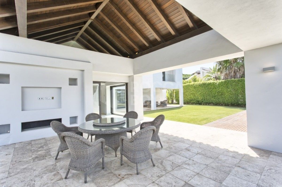 Modern 6 Bed Villa for sale in Los Arqueros in Benahavis