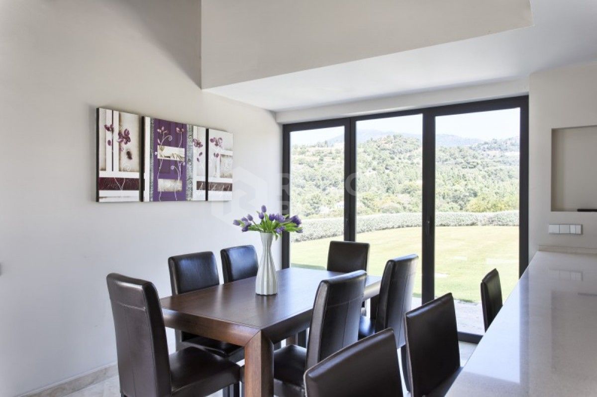 Modern 6 Bed Villa for sale in Los Arqueros in Benahavis