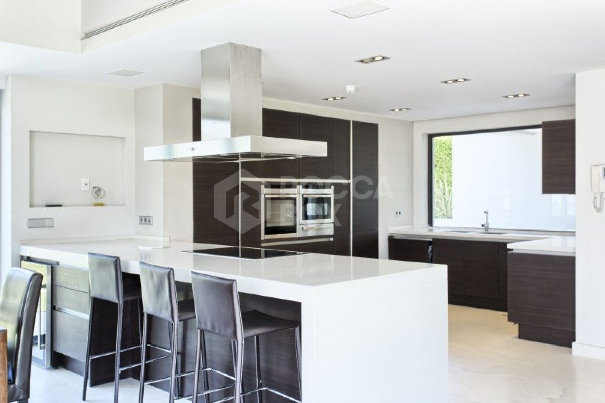 Modern 6 Bed Villa for sale in Los Arqueros in Benahavis