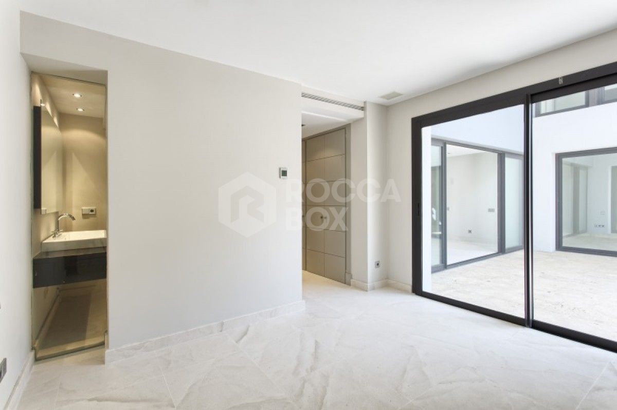 Modern 6 Bed Villa for sale in Los Arqueros in Benahavis
