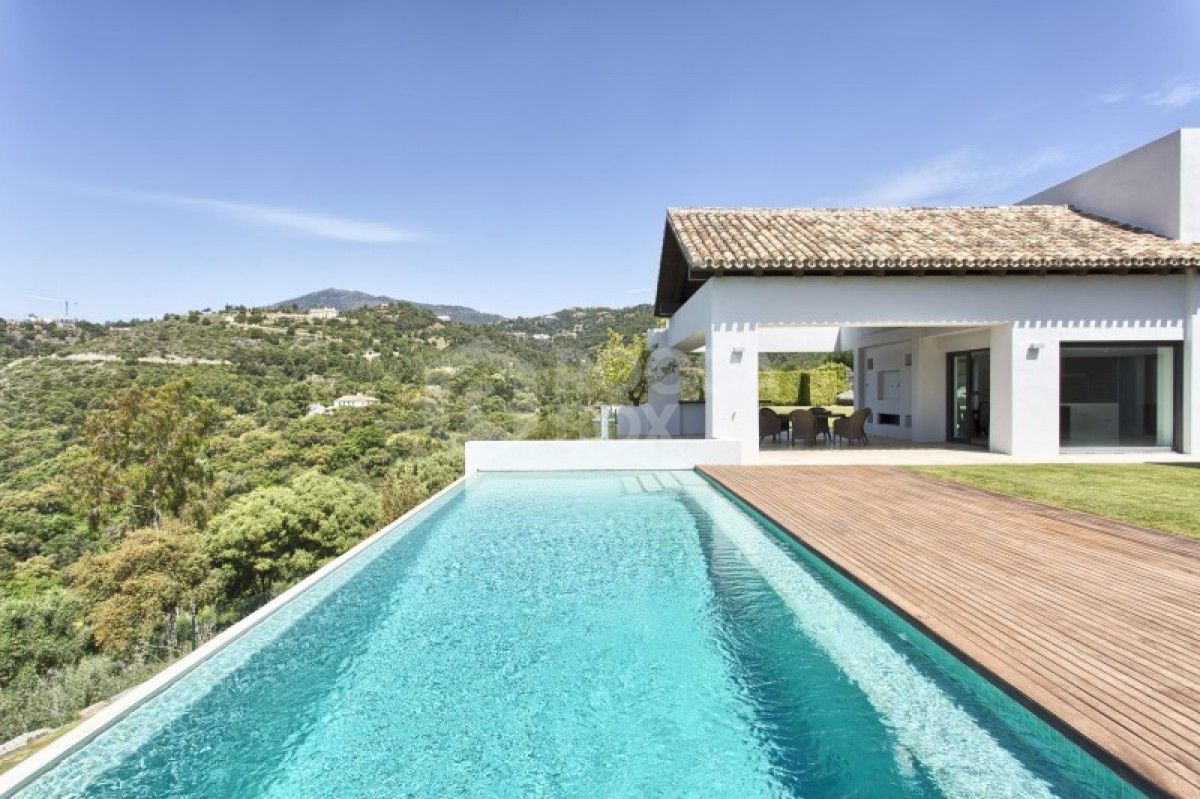 Modern 6 Bed Villa for sale in Los Arqueros in Benahavis