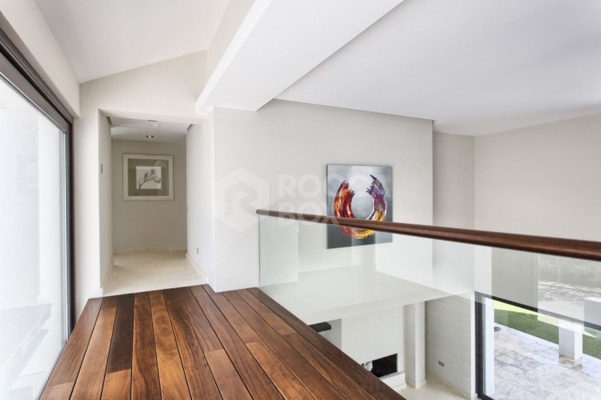 Modern 6 Bed Villa for sale in Los Arqueros in Benahavis