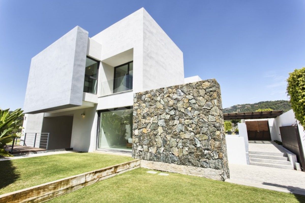 Modern 6 Bed Villa for sale in Los Arqueros in Benahavis