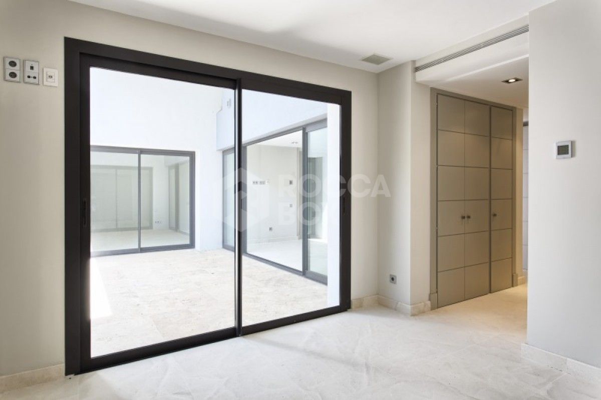 Modern 6 Bed Villa for sale in Los Arqueros in Benahavis