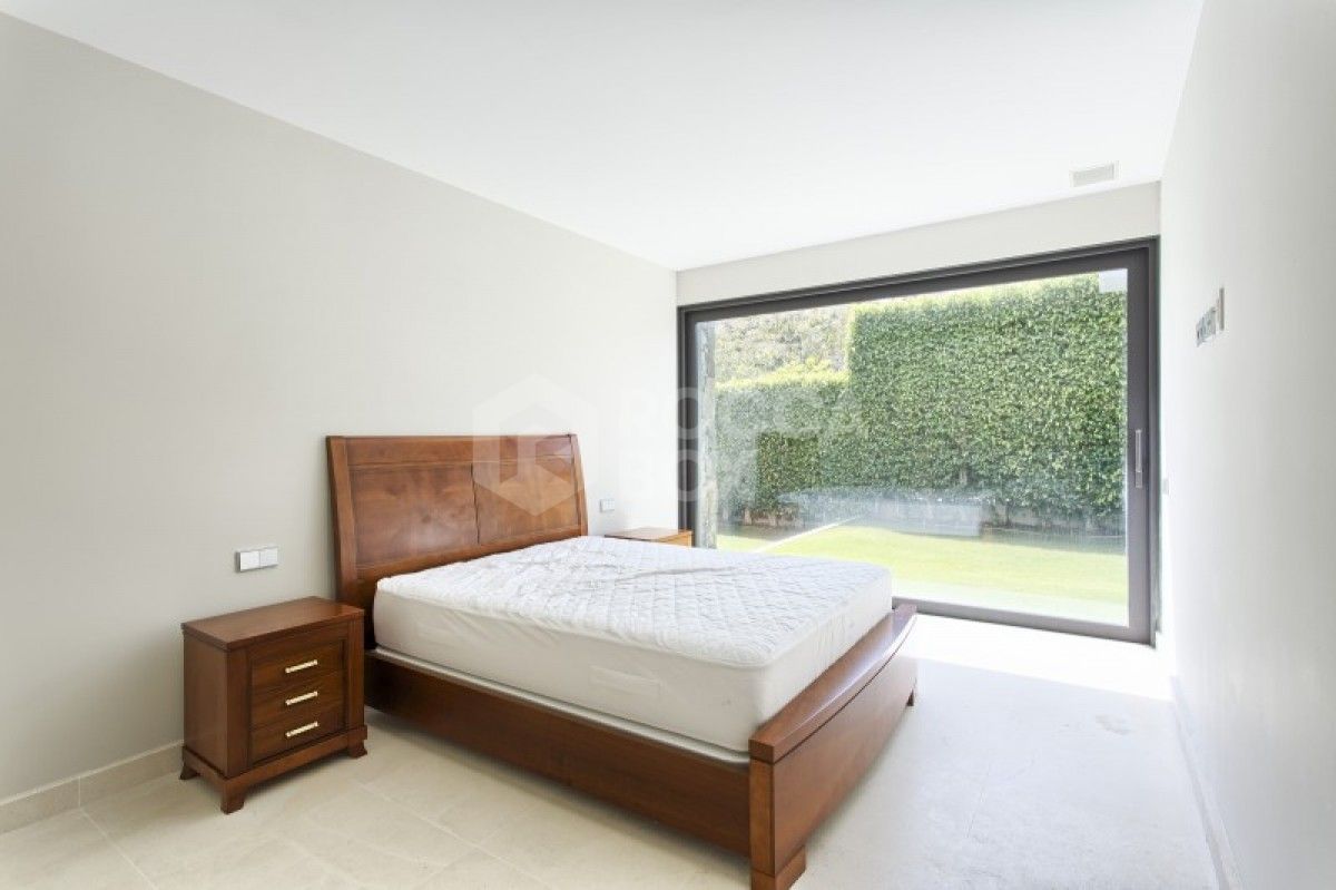 Modern 6 Bed Villa for sale in Los Arqueros in Benahavis