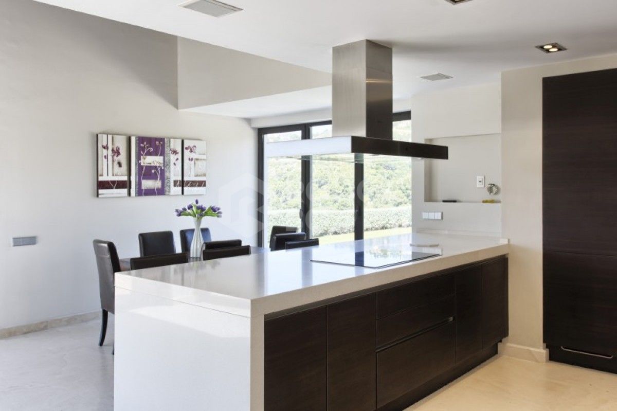 Modern 6 Bed Villa for sale in Los Arqueros in Benahavis