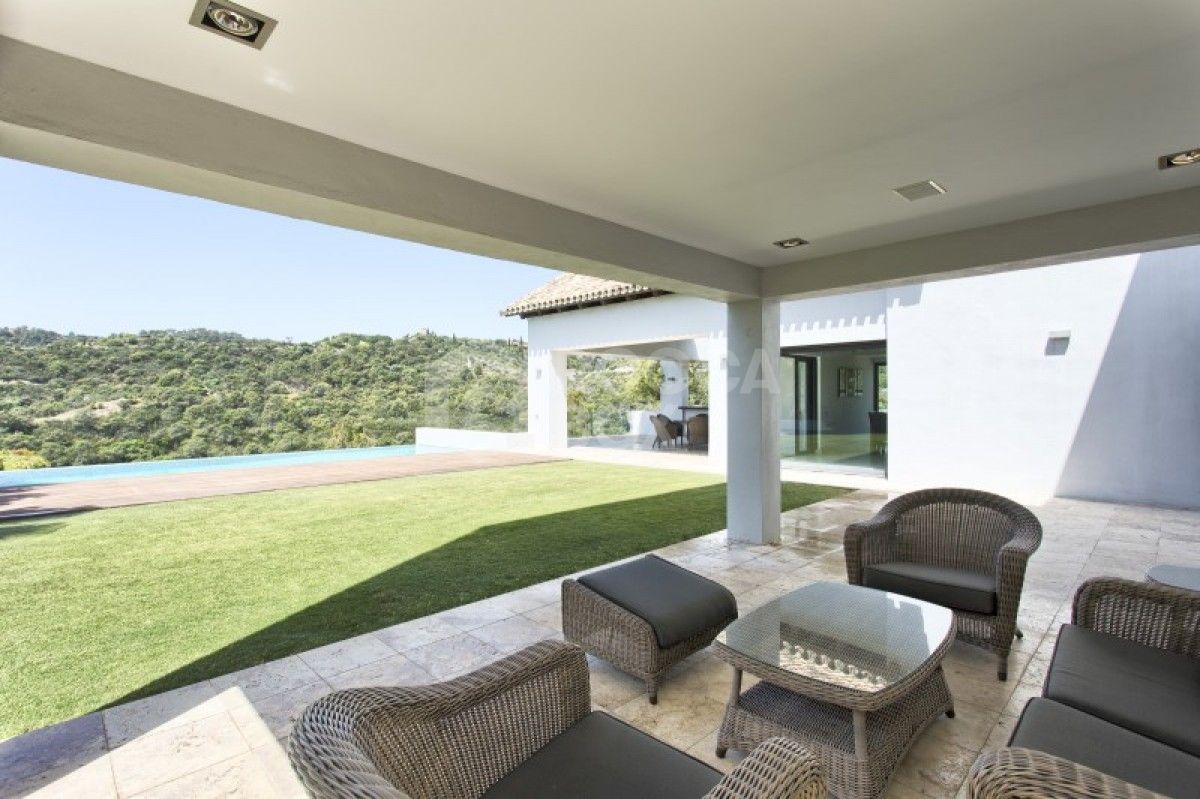 Modern 6 Bed Villa for sale in Los Arqueros in Benahavis
