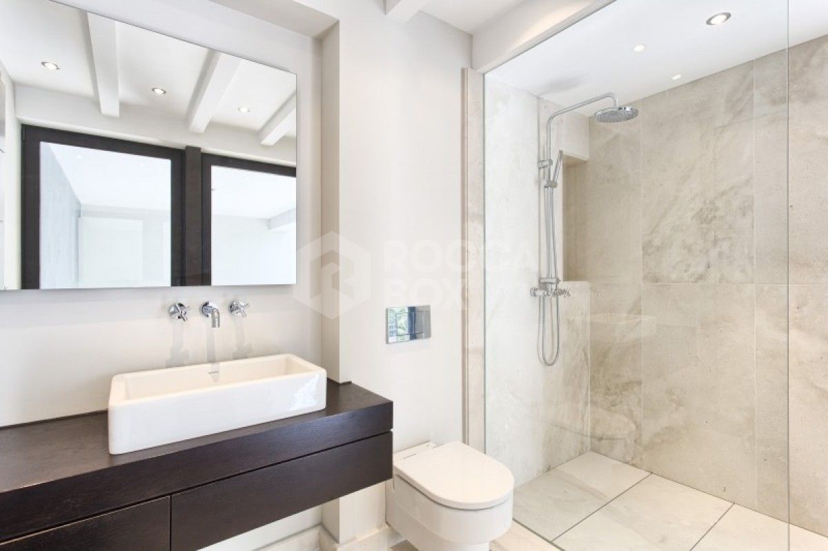 Modern 6 Bed Villa for sale in Los Arqueros in Benahavis