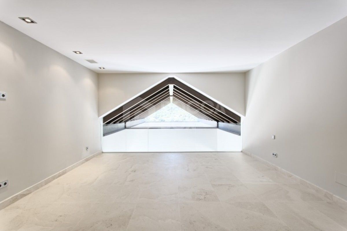 Modern 6 Bed Villa for sale in Los Arqueros in Benahavis