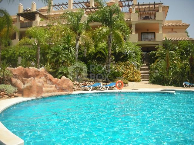 Nueva Andalucia, 2 bedroom GROUND FLOOR SPACIOUS apartment for sale