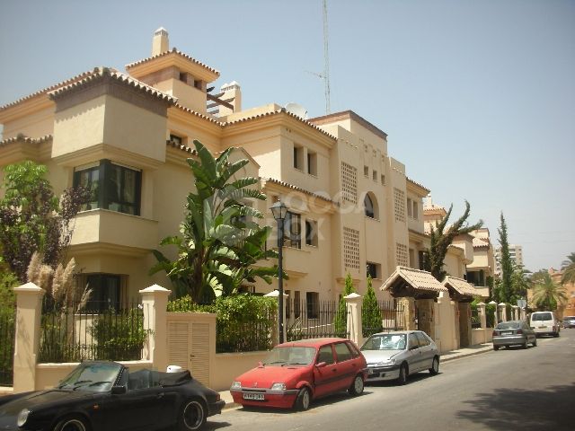 Nueva Andalucia, 2 bedroom GROUND FLOOR SPACIOUS apartment for sale