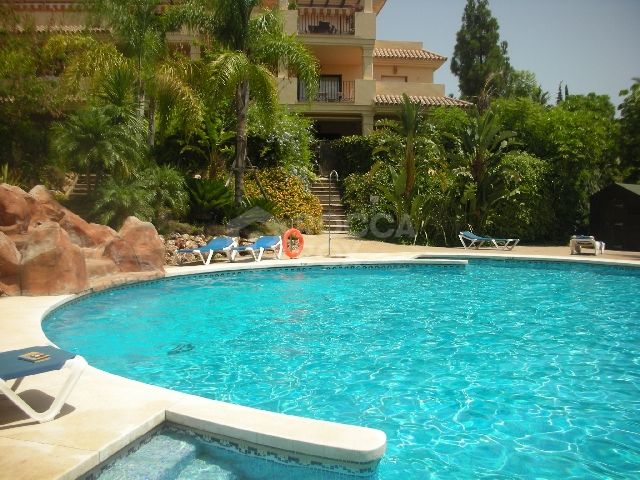 Nueva Andalucia, 2 bedroom GROUND FLOOR SPACIOUS apartment for sale