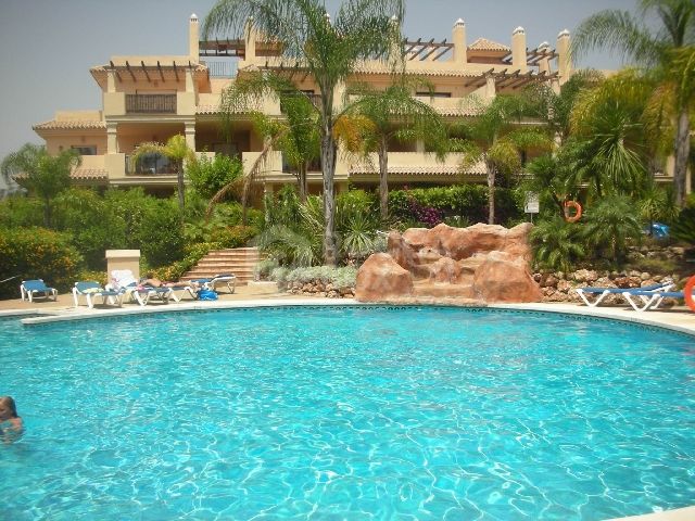 Nueva Andalucia, 2 bedroom GROUND FLOOR SPACIOUS apartment for sale
