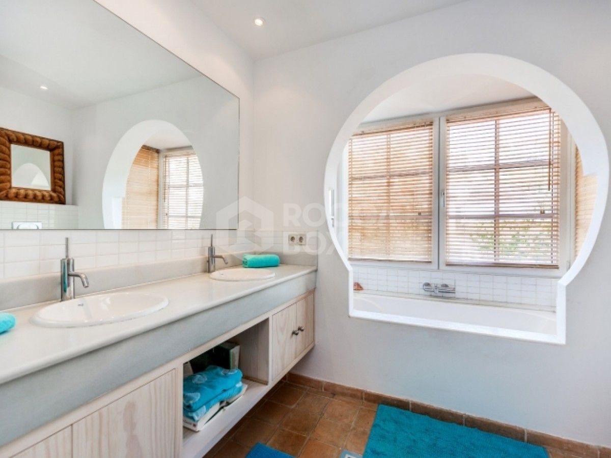 Extraordinary Mediterranean Style Villa for sale in Nueva Andalucia