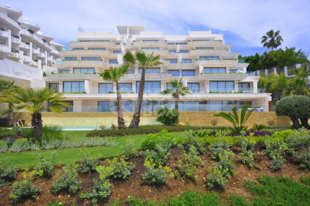 LUXURIOUS 2 BED 2 BATH APARTMENT WITH BREATHTAKING SEA VIEWS!