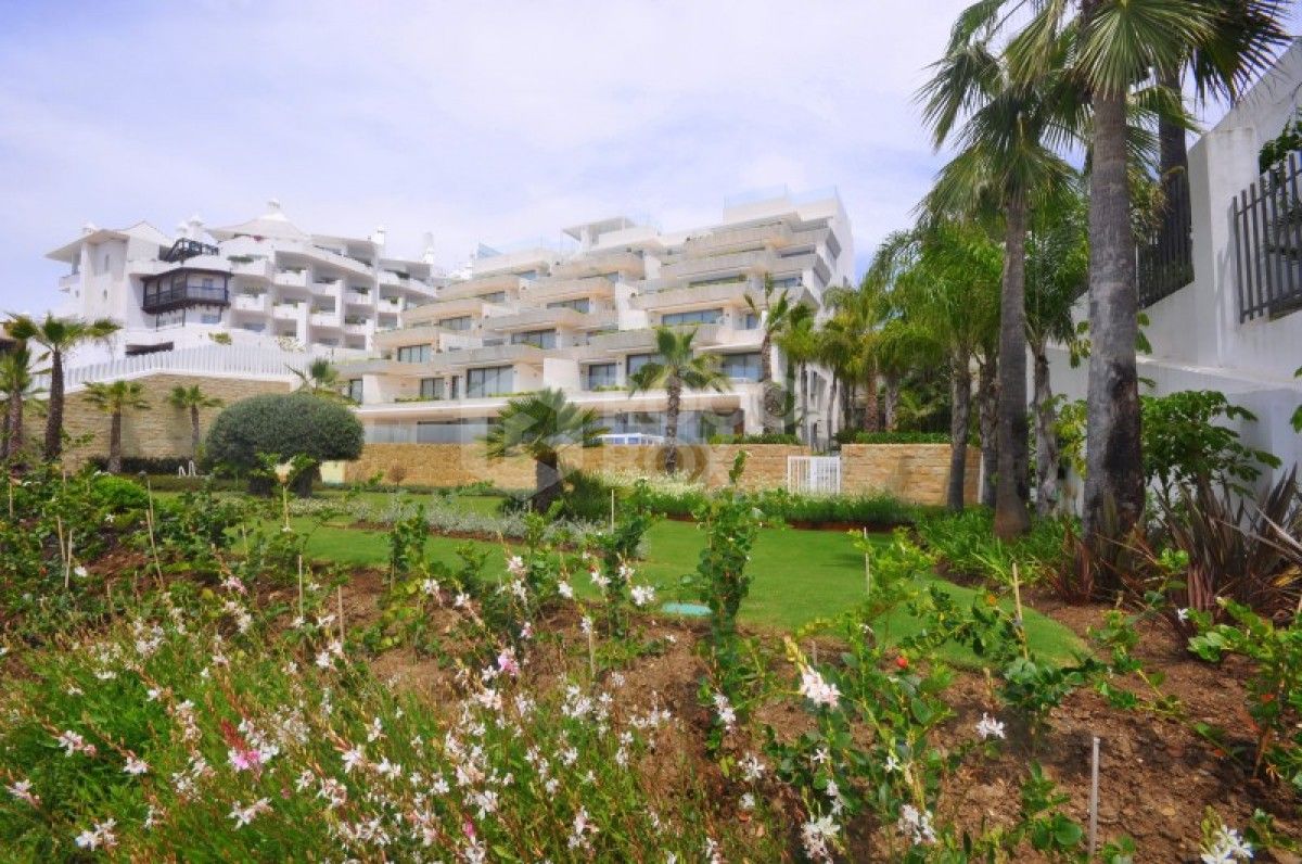 LUXURIOUS 2 BED 2 BATH APARTMENT WITH BREATHTAKING SEA VIEWS!