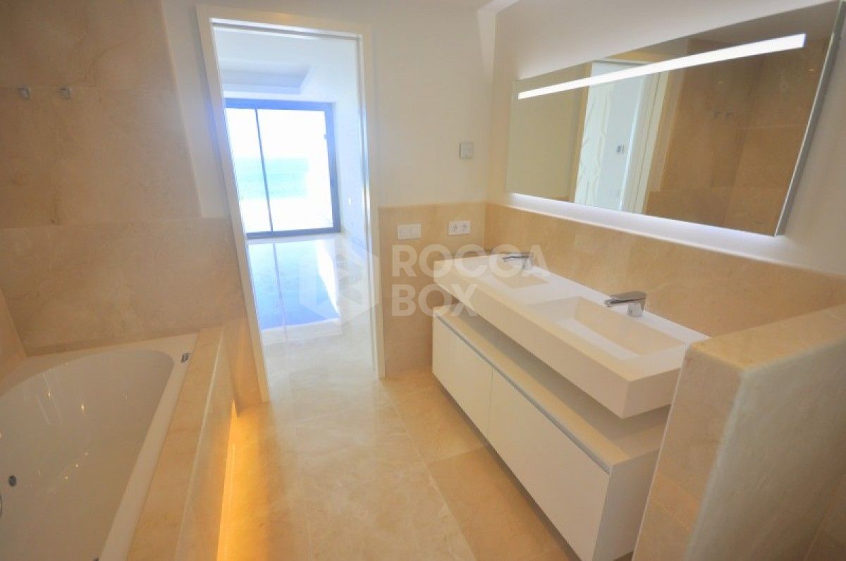 LUXURIOUS 2 BED 2 BATH APARTMENT WITH BREATHTAKING SEA VIEWS!