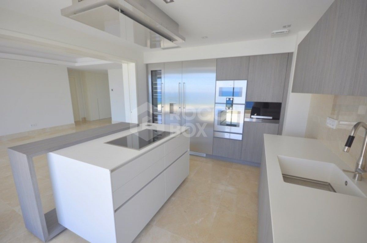 LUXURIOUS 2 BED 2 BATH APARTMENT WITH BREATHTAKING SEA VIEWS!