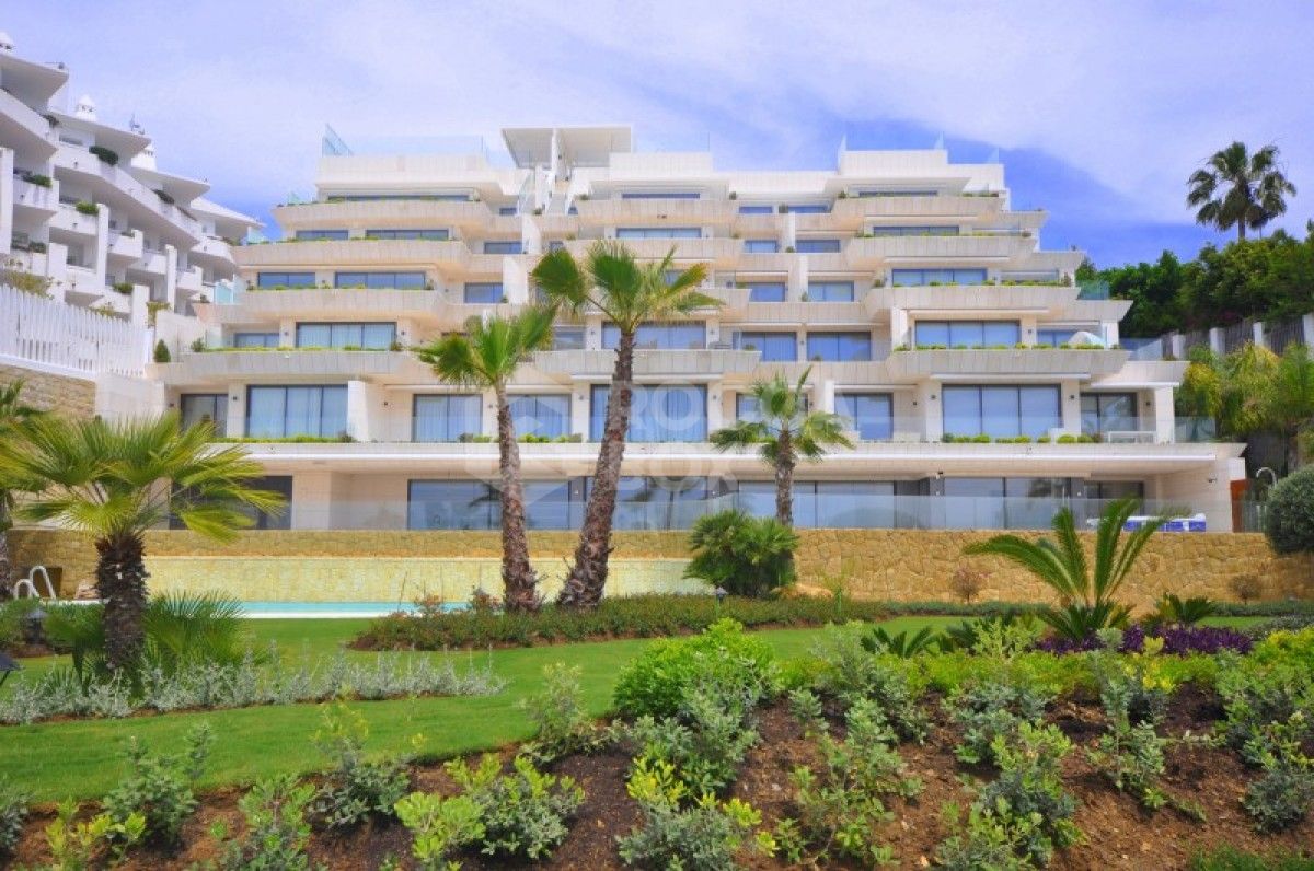 LUXURIOUS 2 BED 2 BATH APARTMENT WITH BREATHTAKING SEA VIEWS!