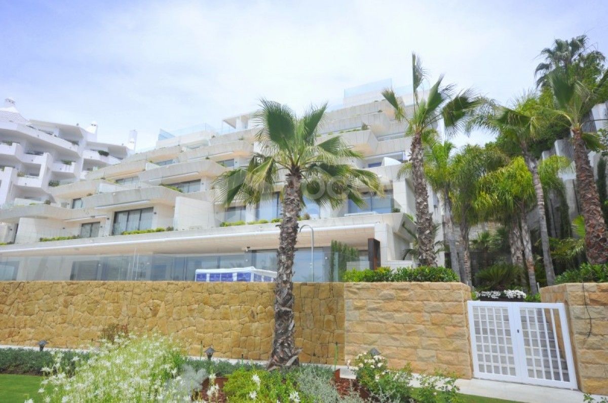 LUXURIOUS 2 BED 2 BATH APARTMENT WITH BREATHTAKING SEA VIEWS!