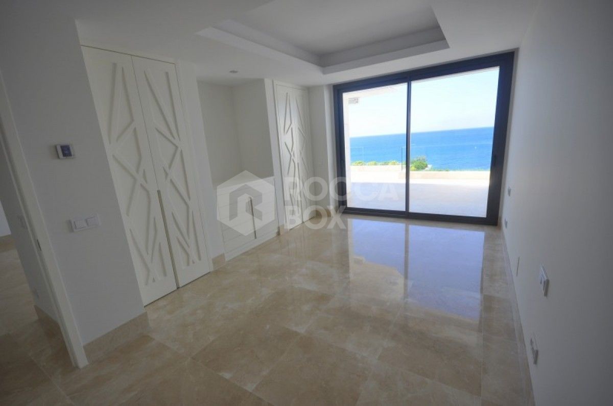 LUXURIOUS 2 BED 2 BATH APARTMENT WITH BREATHTAKING SEA VIEWS!