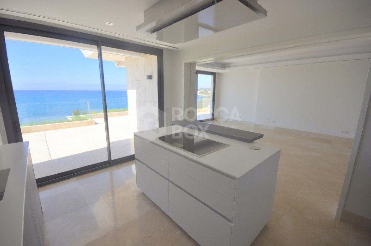 LUXURIOUS 2 BED 2 BATH APARTMENT WITH BREATHTAKING SEA VIEWS!