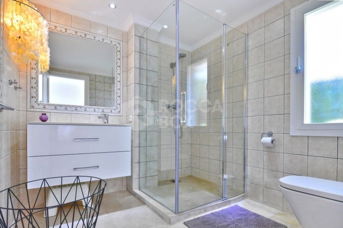 Refurbished 5 bedroom villa for sale in El Rosario,Marbella.
