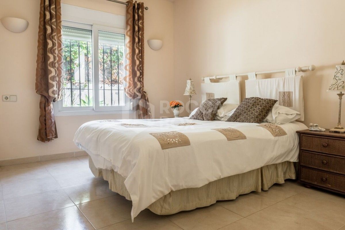 CHARMING bright 5 bed villa in Estepona