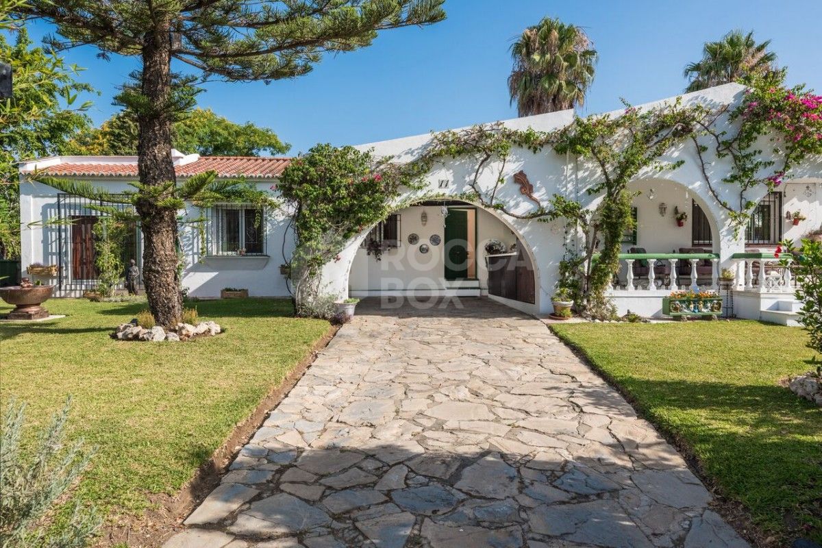 CHARMING bright 5 bed villa in Estepona