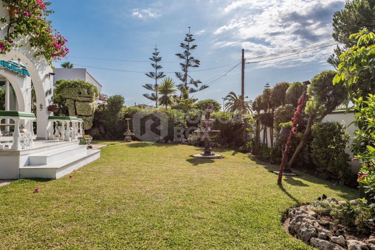 CHARMING bright 5 bed villa in Estepona