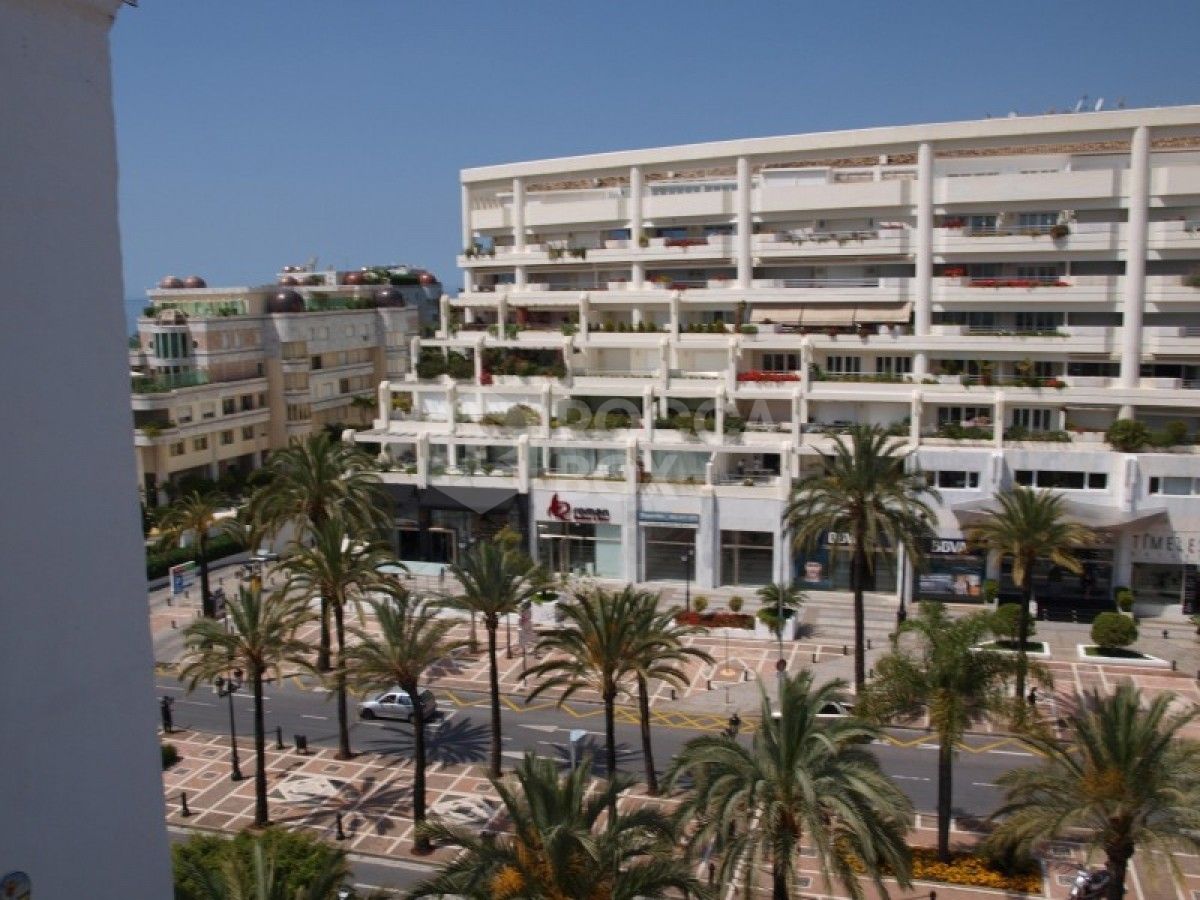 Stunning 3 bed penthouse apartment in Puerto Banus